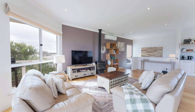 Blue House On The Green, pet friendly, WIFI