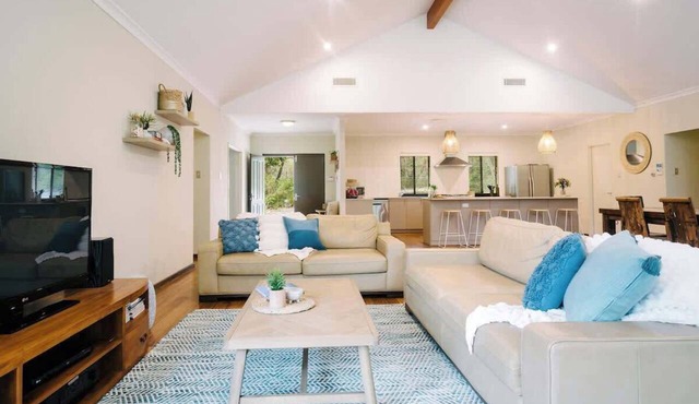 Blue Wren—Chic & Spacious Country Pool House