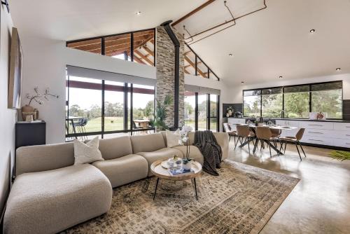 Bluegum Hideaway - luxury accom, air-con throughout, 2 kitchen & living areas