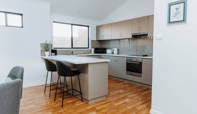 Bluff Point Coastal Townhouse - 3 Bedrooms - Sleeps 6 - Double Garage in Bluff Point