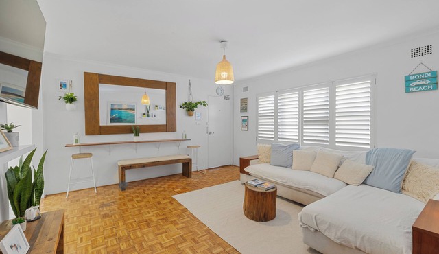 Bondi beachside beauty location on iconic Bondi beach. 2 min walk to beach in North Bondi