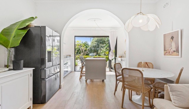 Bondi Oasis ~ Steps to the Beach ~ Parking & Garden in Bondi Beach