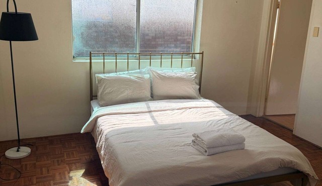 Bondi Studio | 2 Min Walk to Beach, Sleeps 4, Bathtub, Full Kitchen in Bondi Beach