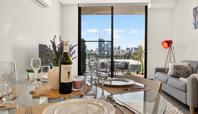 Boutique 2BR Redfern Apt w/Skyline CBD Views & Balcony in Redfern