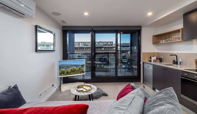 Braddon Precinct 1BR + Parking Sauna Pool Balcony
