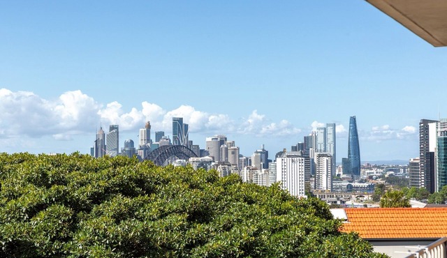 Bright 1-Bed with Balcony & Swimming Pool in Neutral Bay