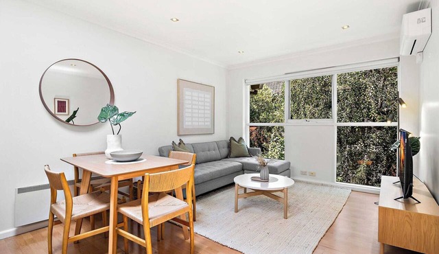 Bright 2-Bed Apartment in South Yarra