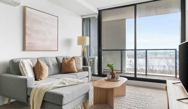 Bright 2BR Apartment Close to the Yarra