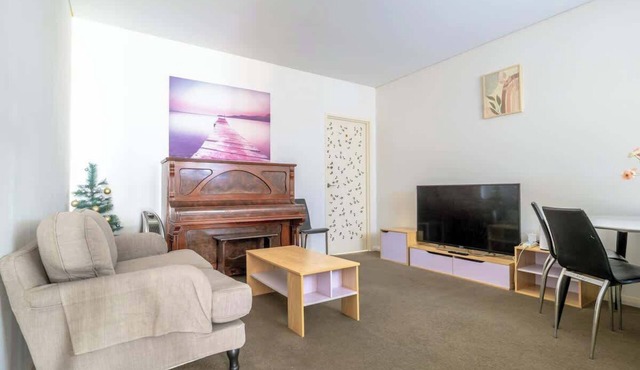Bright 3BR Canterbury Apt Walk to Train & Shops in Canterbury