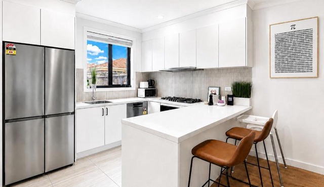Bright 3BR in Box Hill Near Shops & Station in Box Hill