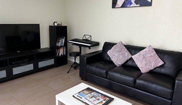 Bright and beautiful home in Marangaroo, short drive to Perth CBD and beach. in Marangaroo