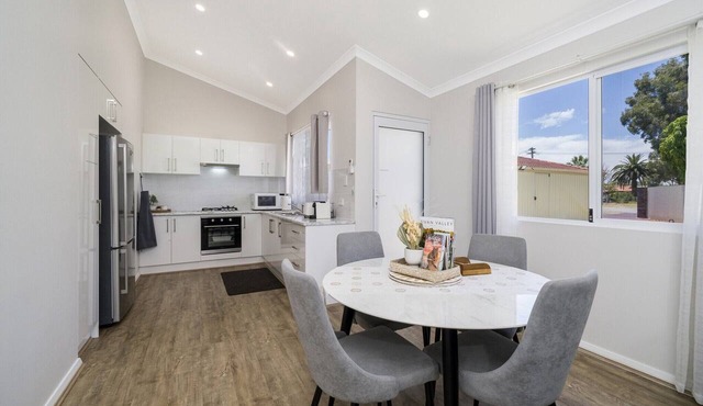 Bright and Spacious 2-Bed Thornlie Family Home