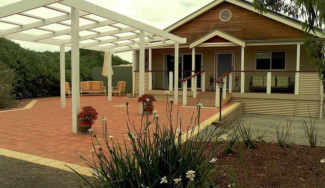 Bright Cottage Rental with Beautiful Ocean Views near Adelaide, South Australia in Sellicks Beach