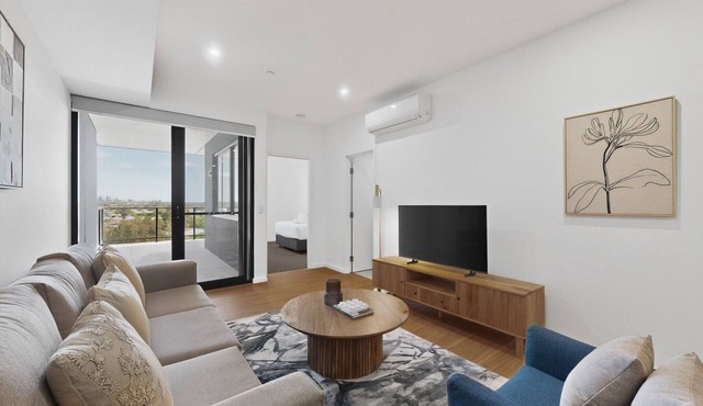 Bright Newly 2 Bed Apartment with Balcony Views