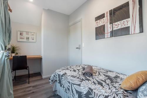 Bright Single Room - Seconds to Bus Station & Park - Close to Chinatown - Shared Bathroom
