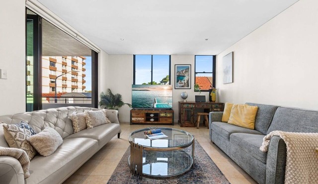 Bright & Spacious 2 BDR w/Pool Parking Balcony AC in Bondi