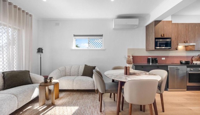 Broadway Hideaway - Laid-Back Days near the Beach in Glenelg