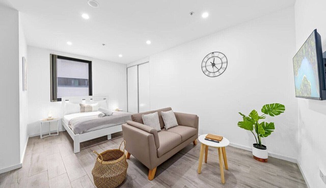 Burwood 1Br apt nearTrain/Shopping street parking