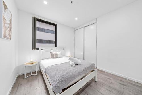 Burwood 1Br apt nearTrainShopping street parking