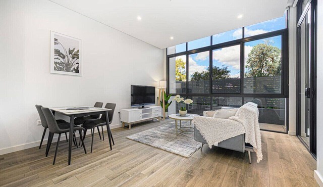 Burwood stunny apt with Parking | Train&Shopping