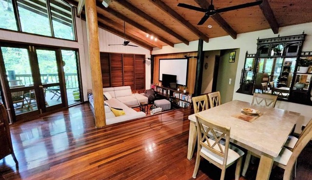 BUTTERFLY BEND - 3 Bedroom Daintree Beach House