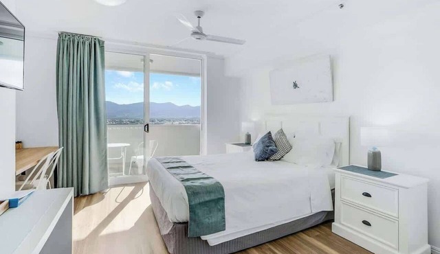 Cairns Central Getaway: A Sleek City Studio