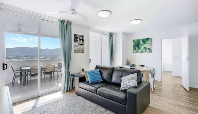 Cairns City Escape—Elevated Modern Haven with Pool