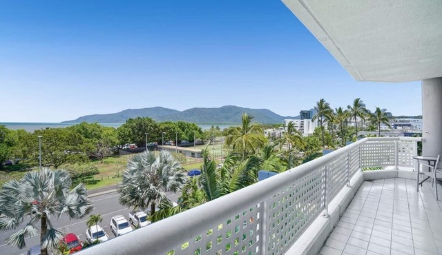 Cairns Luxury Waterview Apartment