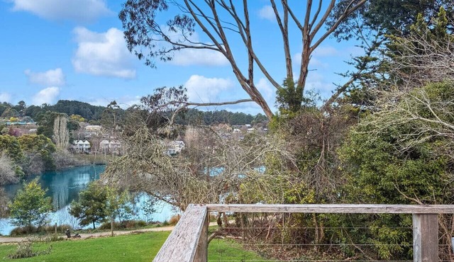 Cara: on the Lake with Fireplace in Daylesford