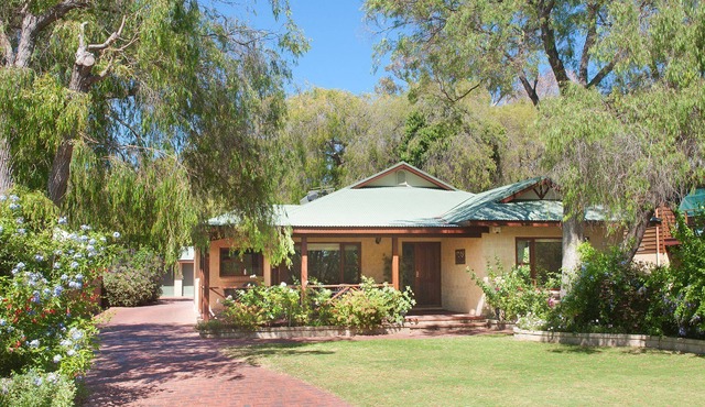 Carramar Cottage - under peppermints by the beach