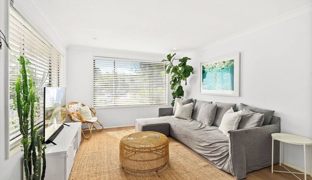Casa Blanco | Pet friendly | Pay 2, Stay 3! in Mollymook Beach