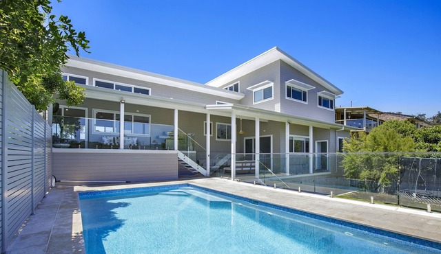Castaway Beach House - Designer home with inground pool in Forresters Beach