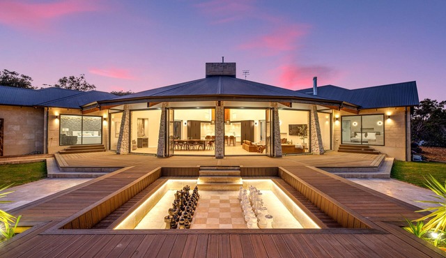 Caves Manor - 5 Star Luxury - Close to it all!