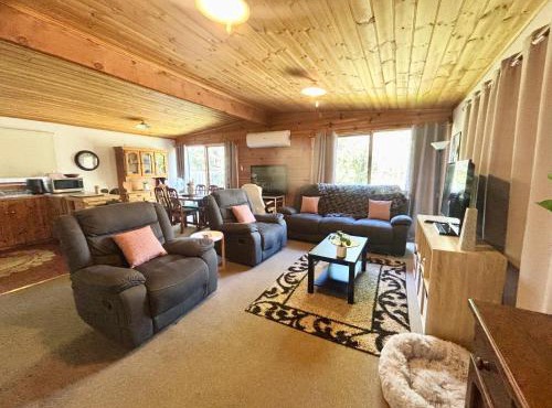 Cedar Palms Pet friendly close to red rocks beach in Cowes