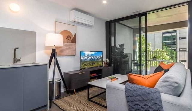 Center 2-Bed with Rooftop Pool & Secure Parking in Reid