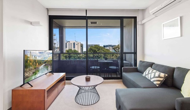 Central 1-Bed Apartment with Secure Parking