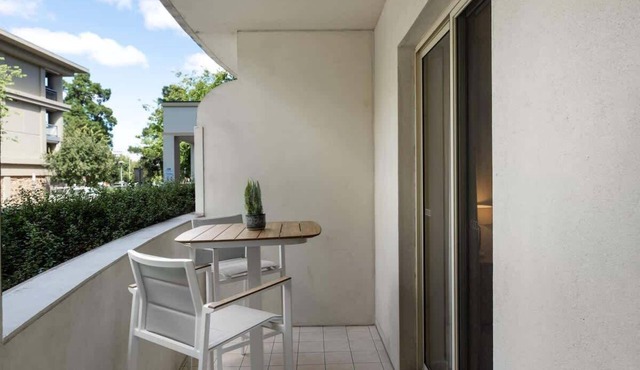 Central 3BR Apt Parking WiFi Netflix in Adelaide