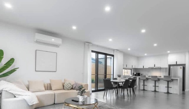 Central Oakleigh East Amenities & Parking