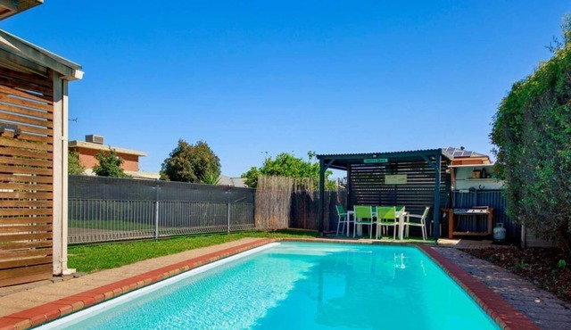Central to all Mulwala has to offer. Cosy and well appointed unit. in Mulwala