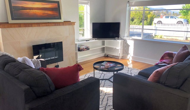 Centrally located! 6 mins to city. Cozy Art Deco renovated family- size house.