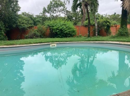 Chambre climatisée dans villa avec piscine in Cabassou