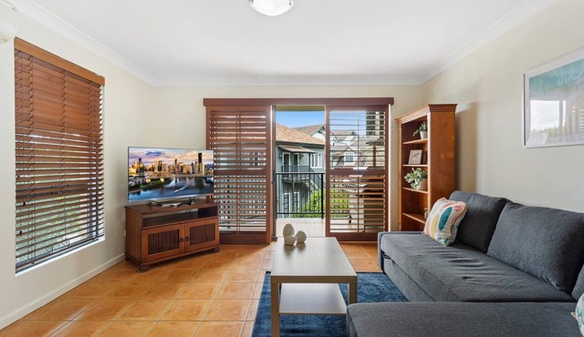 Charming 2-Bed Apartment with City Views