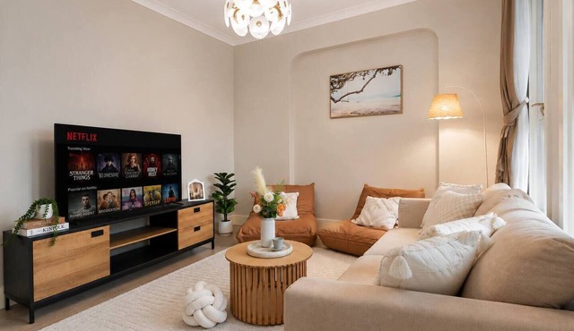 Charming Character Terrace, Eclectic Vintage Charm in Petersham