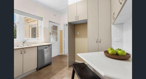 Charming Cottage Walk to City and Eat Street in Braddon