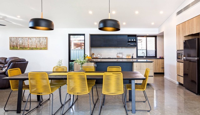 Chesters by the Bay: luxury family home, walk to beach and town