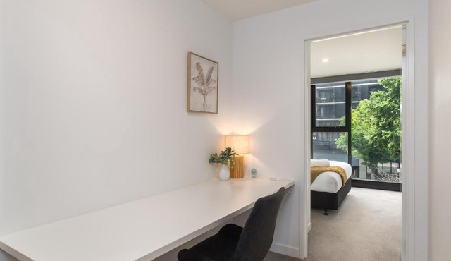 Chic 3-Bed in Central with Pool, Sauna and Gym in Canberra
