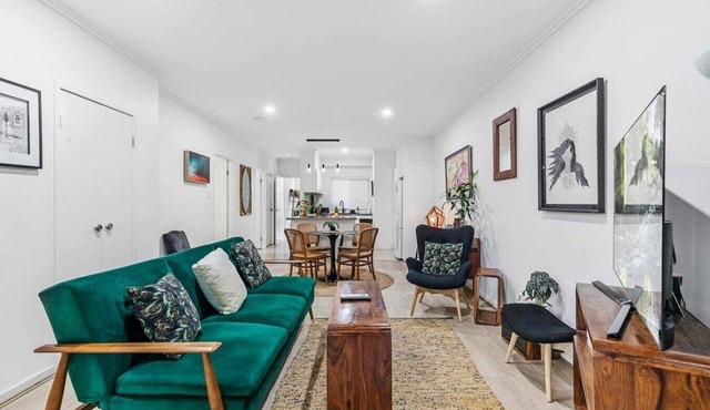 Chic Apt | Private Garden + Big Balcony in Norman Park