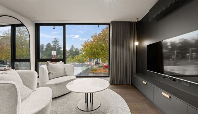 Chic Sun-Filled Braddon Studio in Prime Location! in Braddon