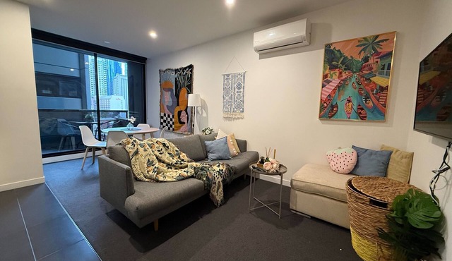 City-View Chic on Bourke | Free Tram + Netflix