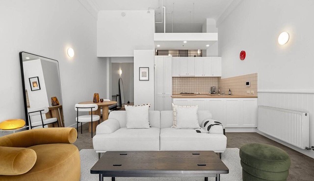 Classic 1-Bed City Stay Near Eateries and Laneways
